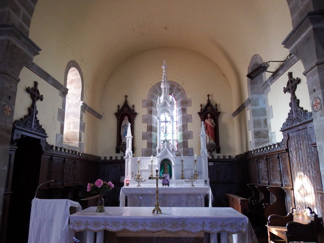 L'autel, le tabernacle et arrière plan le vitrail de Saint Martin - Agrandir l'image (fenêtre modale)