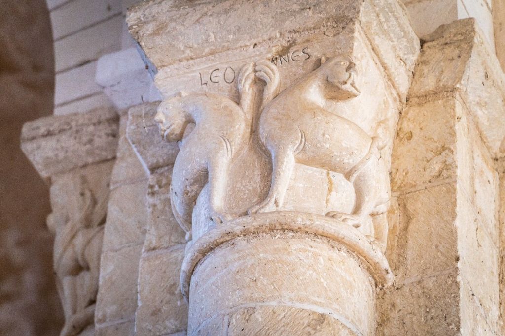 Chapiteau orné de lions à Saint-Pierre de Parthenay-le-Vieux - Agrandir l'image (fenêtre modale)