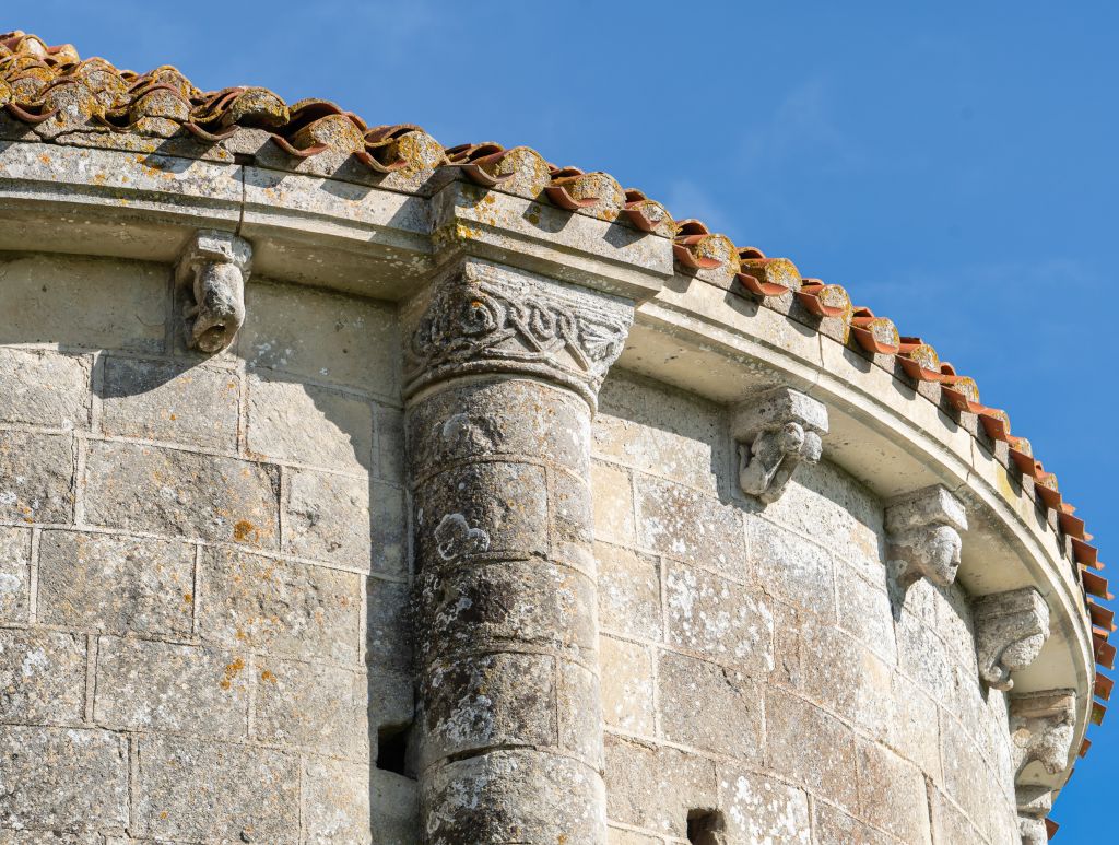 Modillons du chevet église Saint-Pierre de Parthenay-le-Vieux - Agrandir l'image (fenêtre modale)