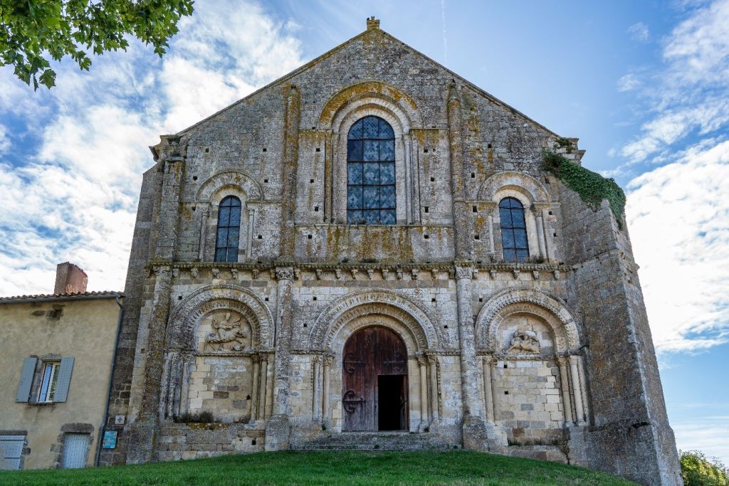 Façade de l'église Saint-Pierre de Parthenay-le-Vieux - Agrandir l'image (fenêtre modale)