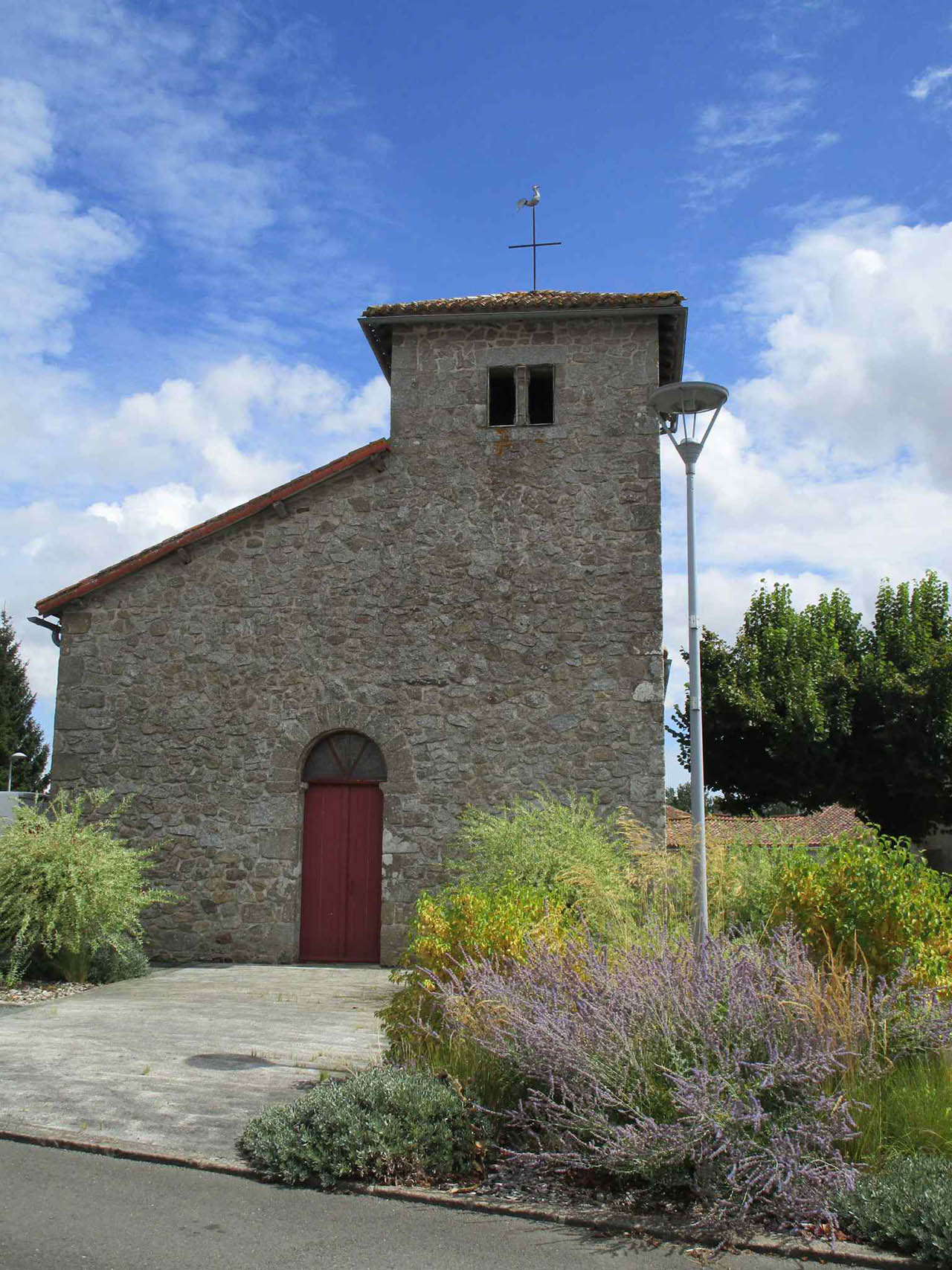 Adilly : Eglise Saint-Pierre aux liens - Agrandir l'image (fenêtre modale)