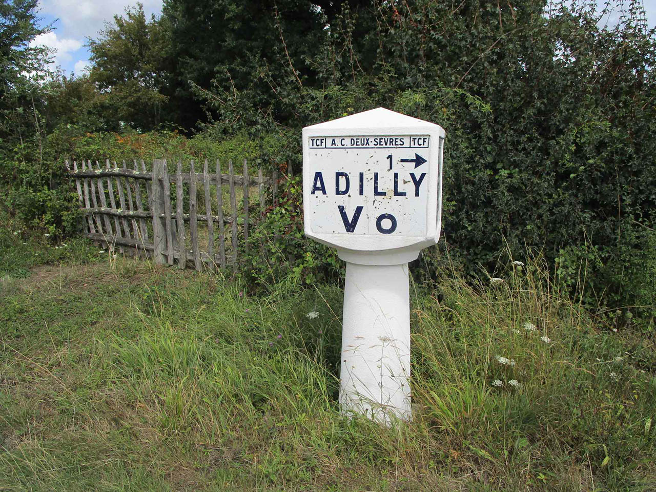 Adilly : bornes et plaques Michelin - Agrandir l'image (fenêtre modale)