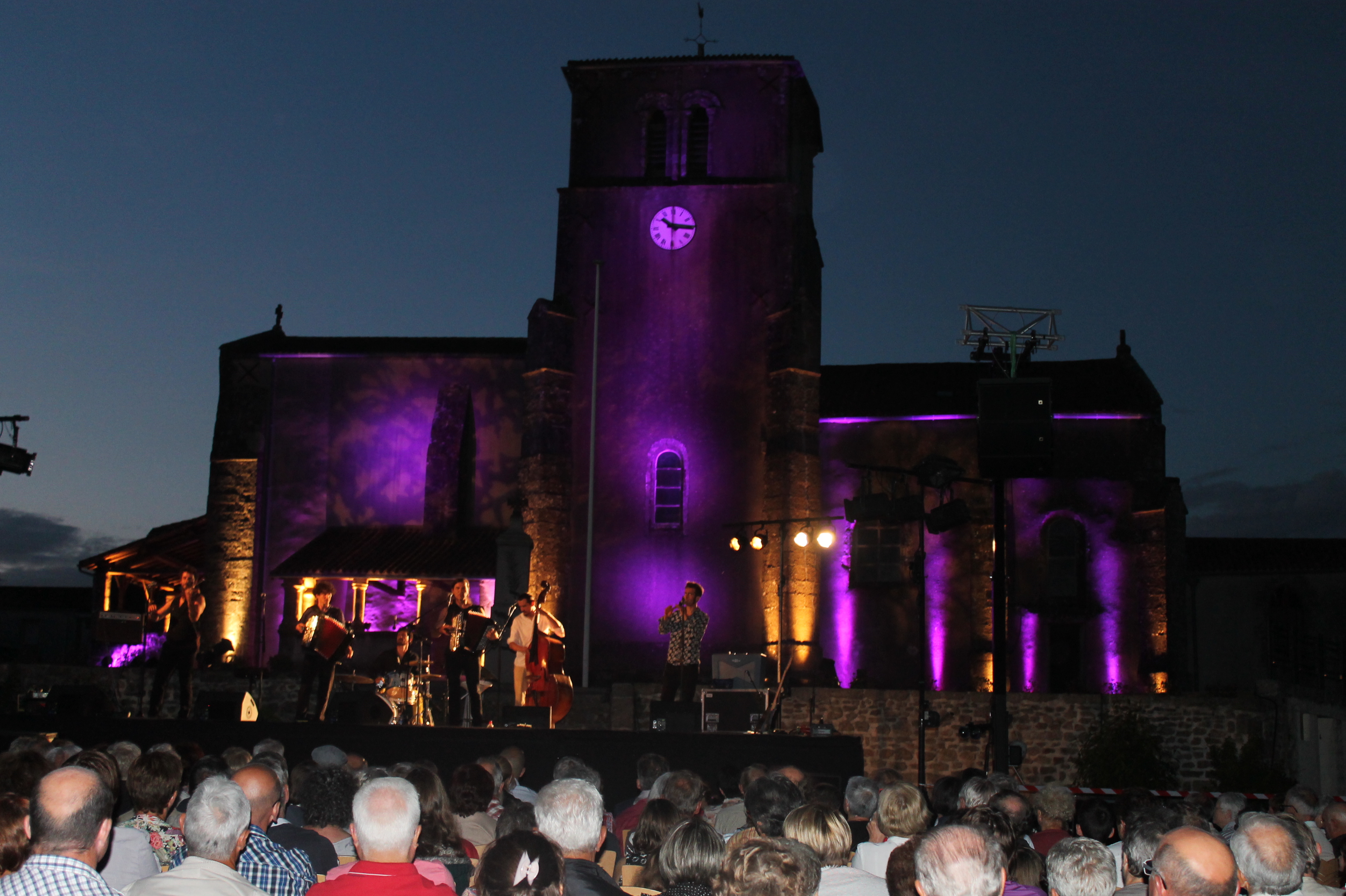 Eglise Saint-Hilaire d'Azay-sur-Thouet mise en lumière pour une soirée du Patrimoine, organisée avec le CARUG - Agrandir l'image (fenêtre modale)