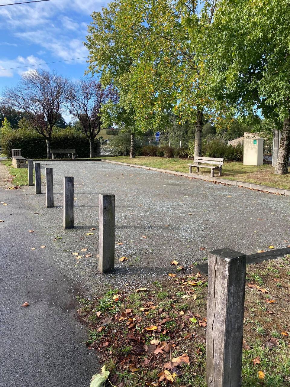 Terrain de boules en bois - Agrandir l'image (fenêtre modale)