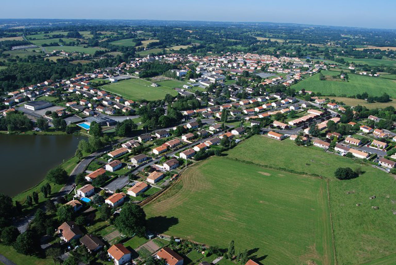 Vue aérienne Saint-Aubin-le-Cloud - Agrandir l'image (fenêtre modale)