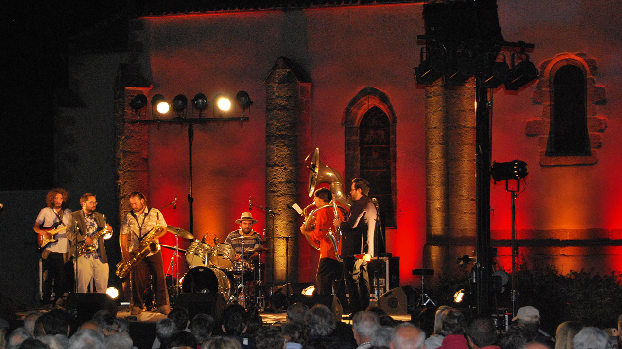 Saint-Aubin-le-Cloud soirée du patrimoine devant l'église - Agrandir l'image (fenêtre modale)