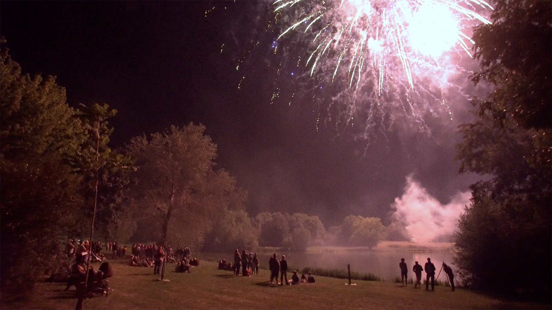 Feu d'artifice de la fête de l'étang de Saint-Germier - Agrandir l'image (fenêtre modale)