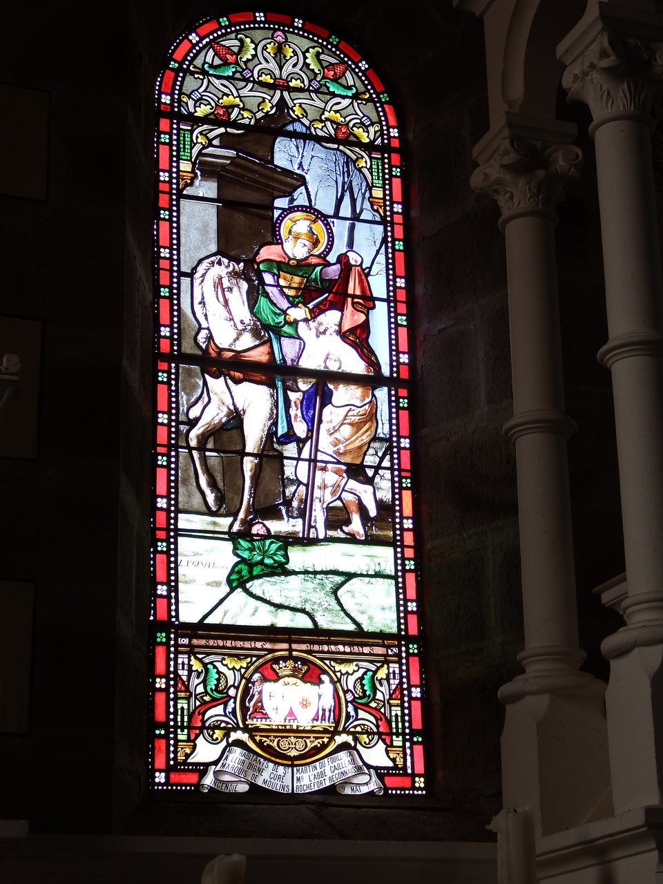 Vitrail au fond du cœur, Saint Martin découpe sa cape pour l'offrir à un misérable - Agrandir l'image (fenêtre modale)