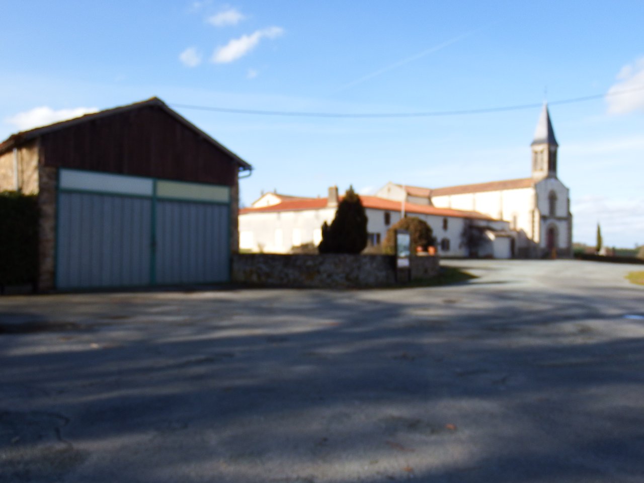 La place de l'église aujourd'hui - Agrandir l'image (fenêtre modale)