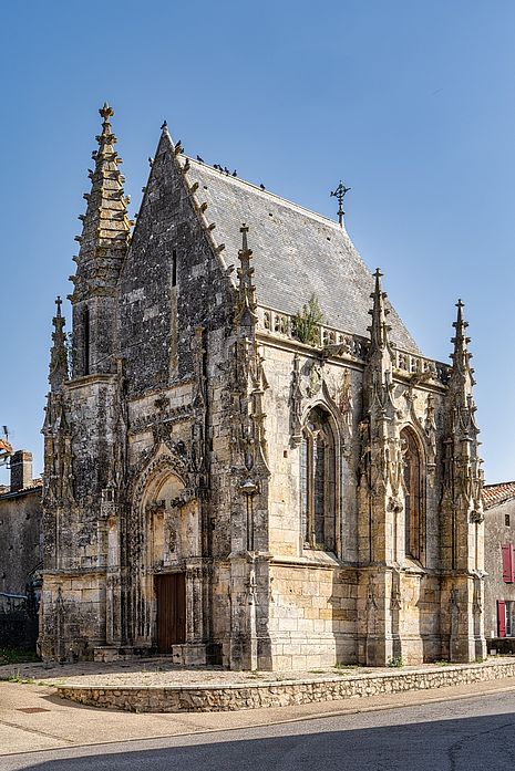 Façade de la chapelle Boucard à Ménigoute - Agrandir l'image (fenêtre modale)