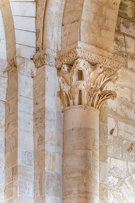 Chapiteau feuillagé église Saint-Pierre de Parthenay-le-Vieux - Agrandir l'image (fenêtre modale)