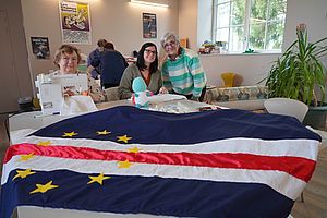 Bravo aux couturières expertes qui ont réalisé un drapeau du Cap-Vert au Campus de projets de Secondigny