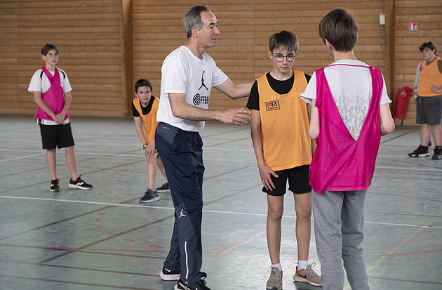 Anthony Ployez entraîneur national de basket 3x3 fait découvrir la discipline aux collégiens de Thénezay