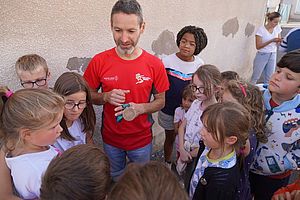 L’athlète handisport Sébastien Bichon devant les enfants de l'accueil de loisirs