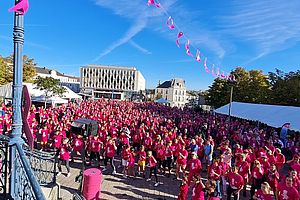 La foule pour collecter des fonds pour la recherche sur le cancer du sein